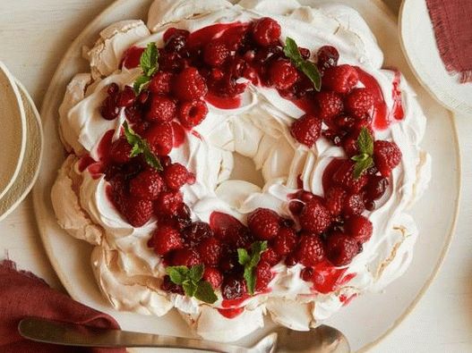 Photo of Meringue Cake - a festive meringue wreath with berries