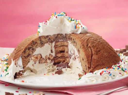 Photo of a cookie bomb cake with chocolate chips and ice cream