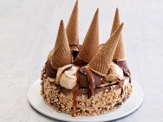 Photo Ice cream cake with waffle cones