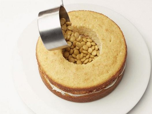Set the cakes and put the candy in the hole