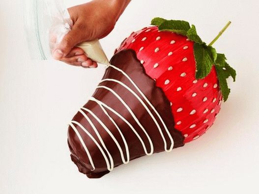 Melt the white chocolate and garnish with zigzags