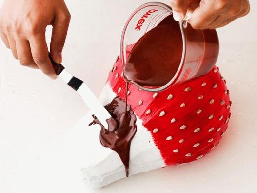 Melt the chocolate with butter, spread the bottom of the cake, letting the chocolate drain from the strawberries.