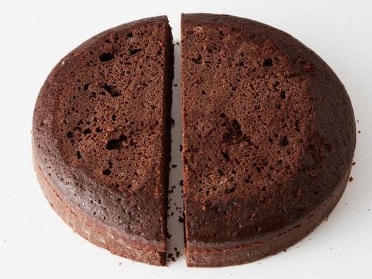 Cut both cakes into 2 pieces, shifting 1.3 cm from the center.