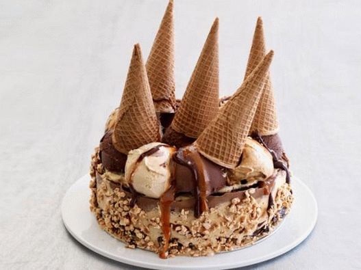 Ice cream cake with waffle cones