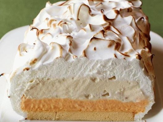 Meringue cake with ice cream