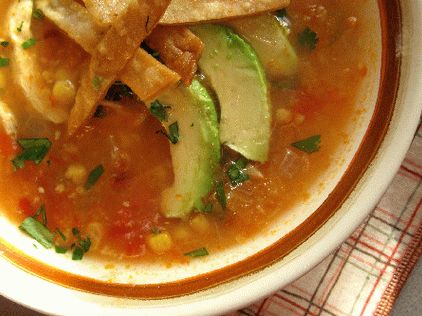 Photo Tortilla Soup with Chicken, Corn and Avocado