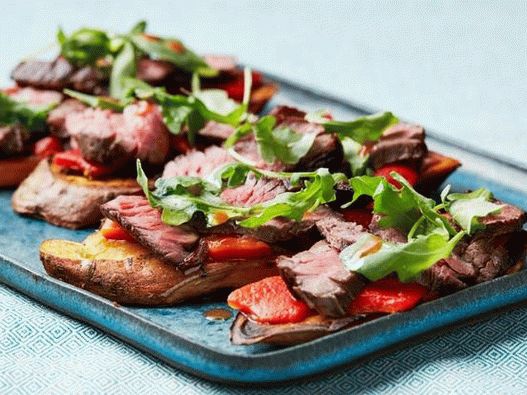 Photo sweet potato toasts with steak, baked peppers and arugula