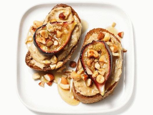 Photo Toasts with hazelnut cream and figs