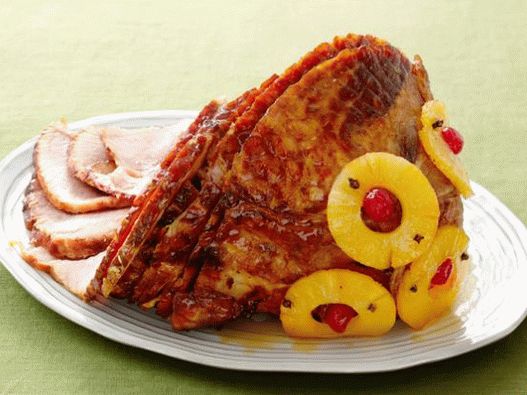 Photo Traditional festive ham with pineapple in the glaze