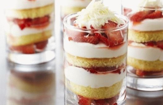 Photo trifle with strawberries and curd cream