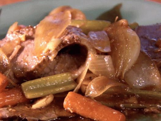 Photo Braised beef brisket in sweet and sour sauce
