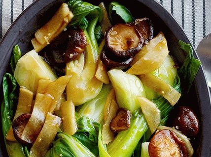 Photo Braised cabbage bok choy with shiitake mushrooms