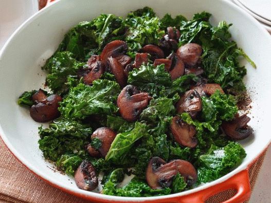 Photo stewed mushrooms with kale kale