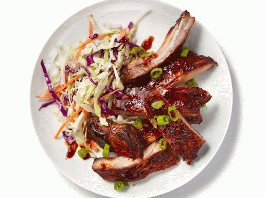 Photo Braised pork ribs in a slow cooker with tomato crust