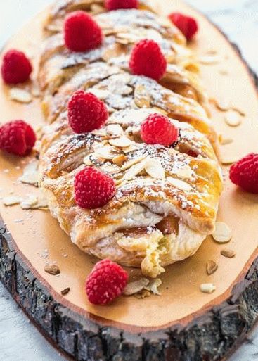 Photo Curd pancakes with raspberries and plums