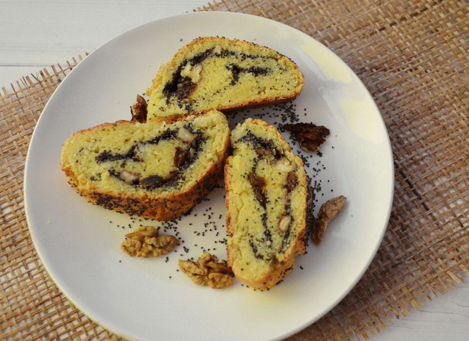 Curd roll with poppy seeds