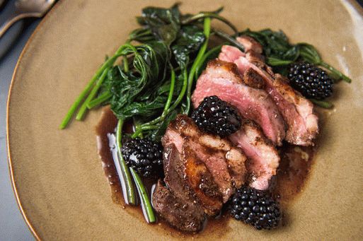 Photo Duck breast with berry sauce
