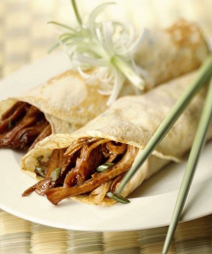 Photo Duck in orange glaze with spicy pancakes