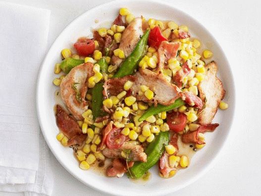 Photo Dinner in a pan: turkey with okra