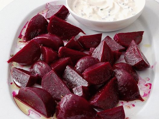 Photo Boiled beets with sour cream and chives