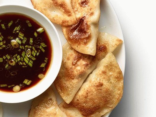 Photo Dumplings with meat and cabbage with dip sauce Ponzu