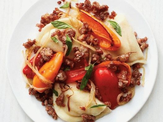 Photo Dumplings in meat sauce with sweet peppers