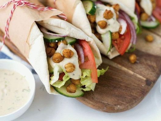 Photo Vegetarian shawarma with chickpeas and dressing with hummus and dill