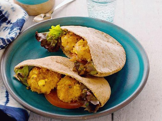 Photo Vegetarian cutlets with cucumber-yogurt sauce in pita
