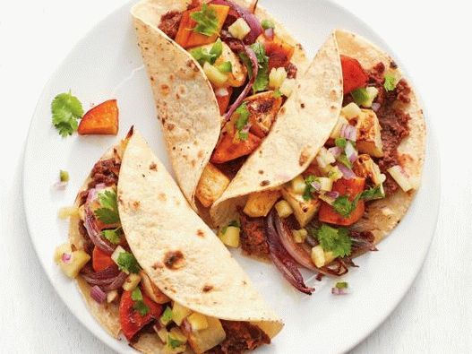 Photo Vegetarian tacos with celery, sweet potatoes and pineapple salsa