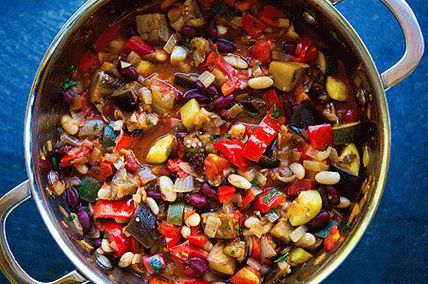 Photo Vegetarian Chili with Beans, Zucchini and Mushrooms