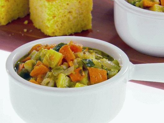 Photo Vegetarian Chili Verde made of green hot peppers
