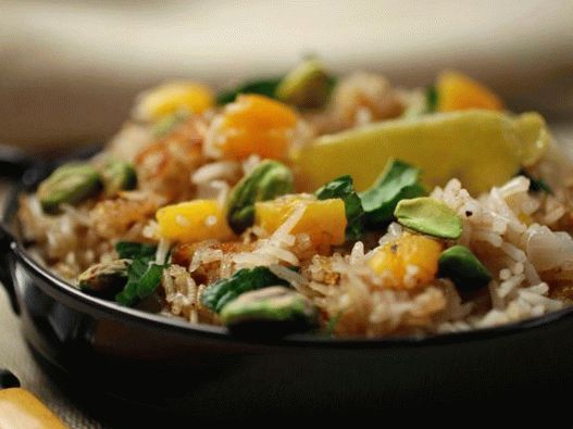 Photo Vegetarian basmati rice pilaf with dried apricots