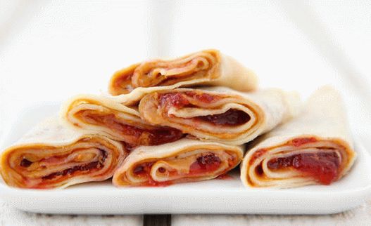 Photo Hungarian Palacinta pancakes with jam and peanut butter