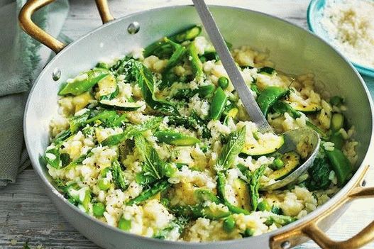 Photo Spring Risotto with Green Peas and Asparagus