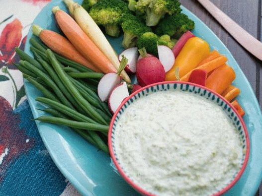 Photo Spring vegetables with green pea dip