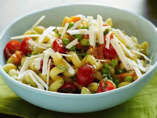 Spring salad with pasta and tomatoes