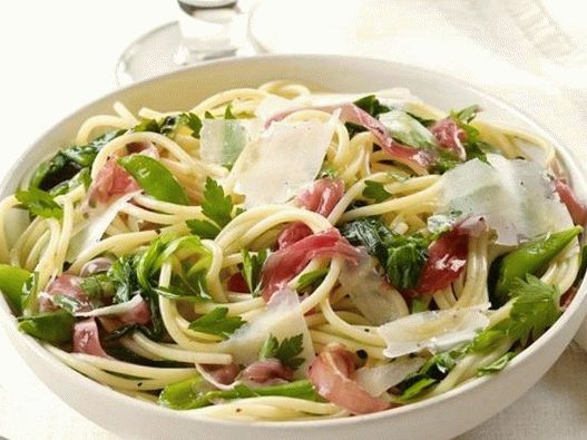 Spaghetti with green peas and prosciutto
