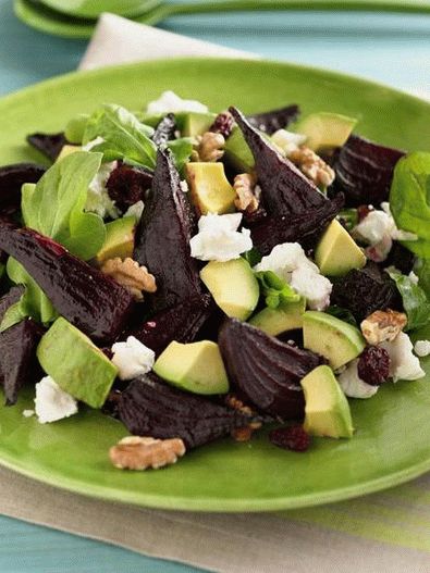 Salad of beets, goat cheese and arugula