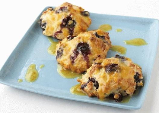Berry scones with orange-honey oil
