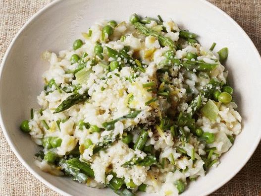 Spring risotto with green peas and asparagus