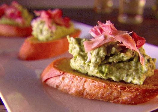 Crostini with mashed green peas