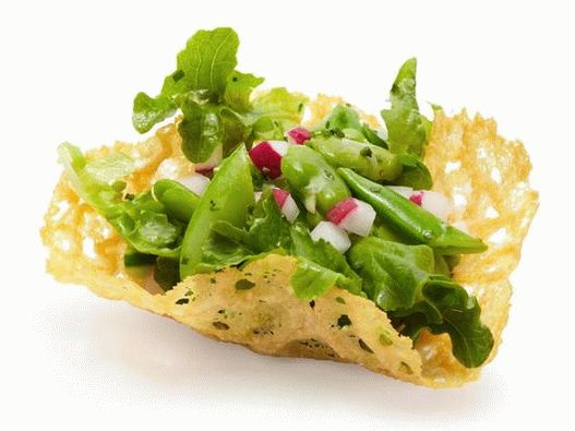 Spring salad with parmesan baskets