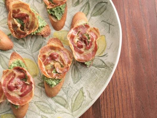 Crostini with crispy pancetta and rucola pesto