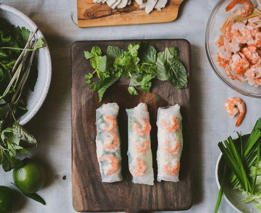 Photo Vietnamese rolls with shrimp and pork (Goy-Kuon) and fish dip