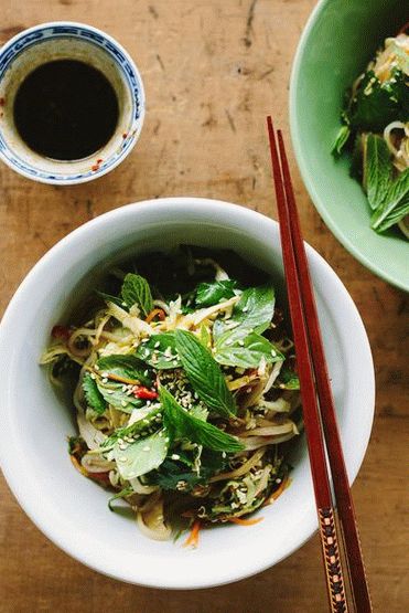 Photo Vietnamese vegetable salad with rice noodles