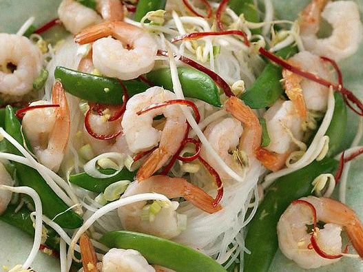 Photo Vietnamese salad with shrimp and glass noodles