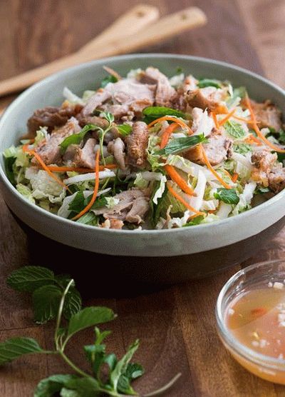 Photo Vietnamese salad with chicken, cabbage and mint