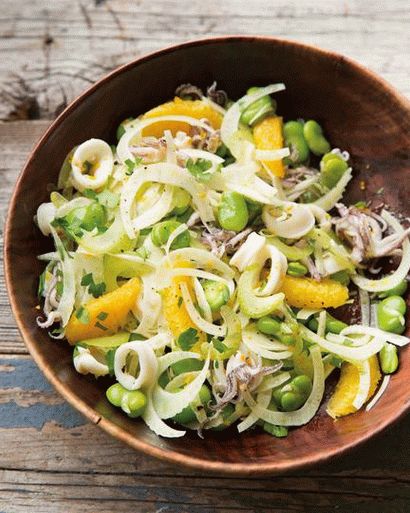 Photo Vietnamese salad with grilled squid