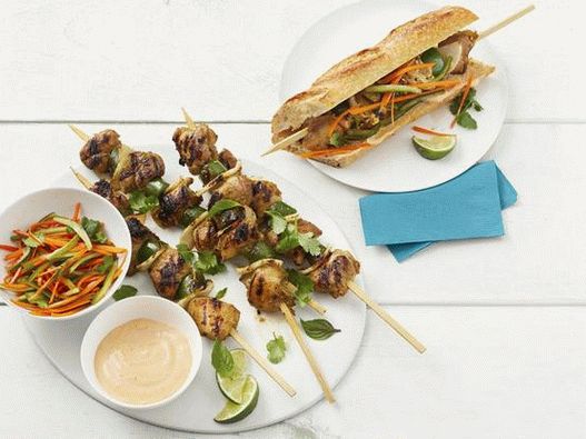 Photo Vietnamese Ban-mi sandwich with chicken kebab