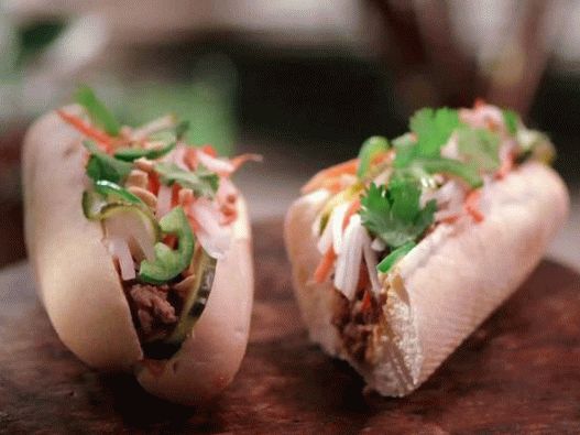 Photo Vietnamese sandwich with minced meat and pickled vegetables